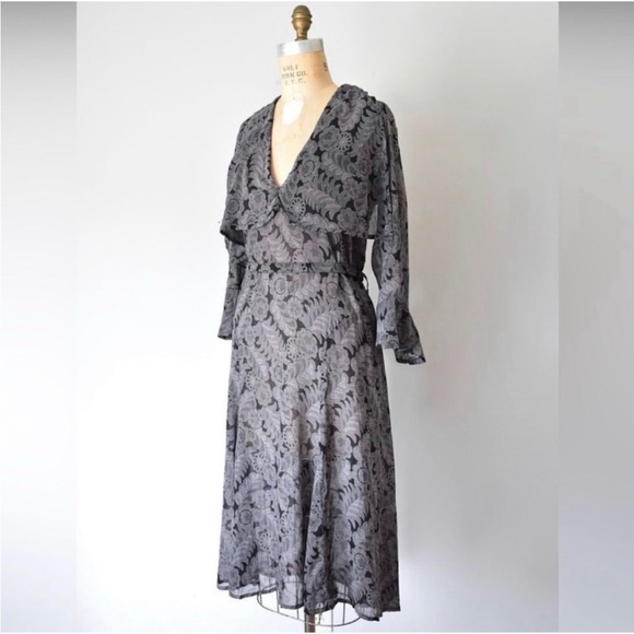 1930s Dodsworth Paisley Silk Dress - Picture 4 of 14